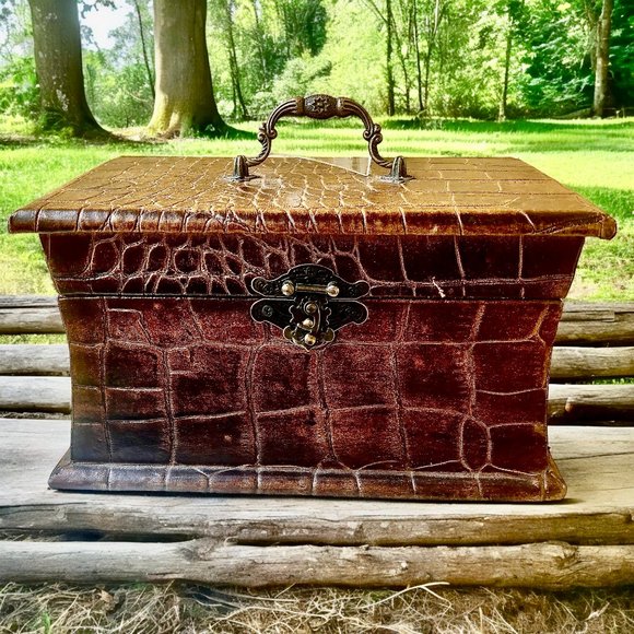 Vintage Hinged Wood Box Leather Overlay Felt Interior Metal Handle Trinket Jewel - Picture 3 of 14